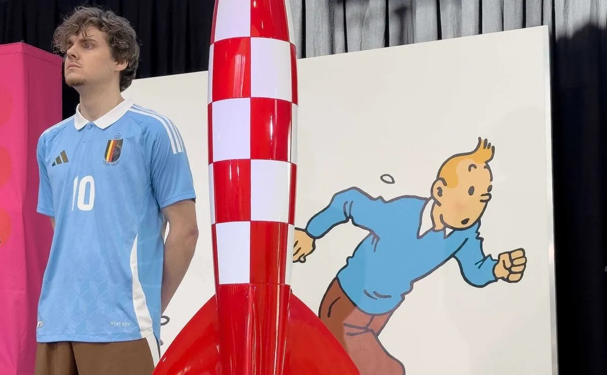 Foto van de presentatie van het Kuifje tenue met daarnaast de Kuifje raket